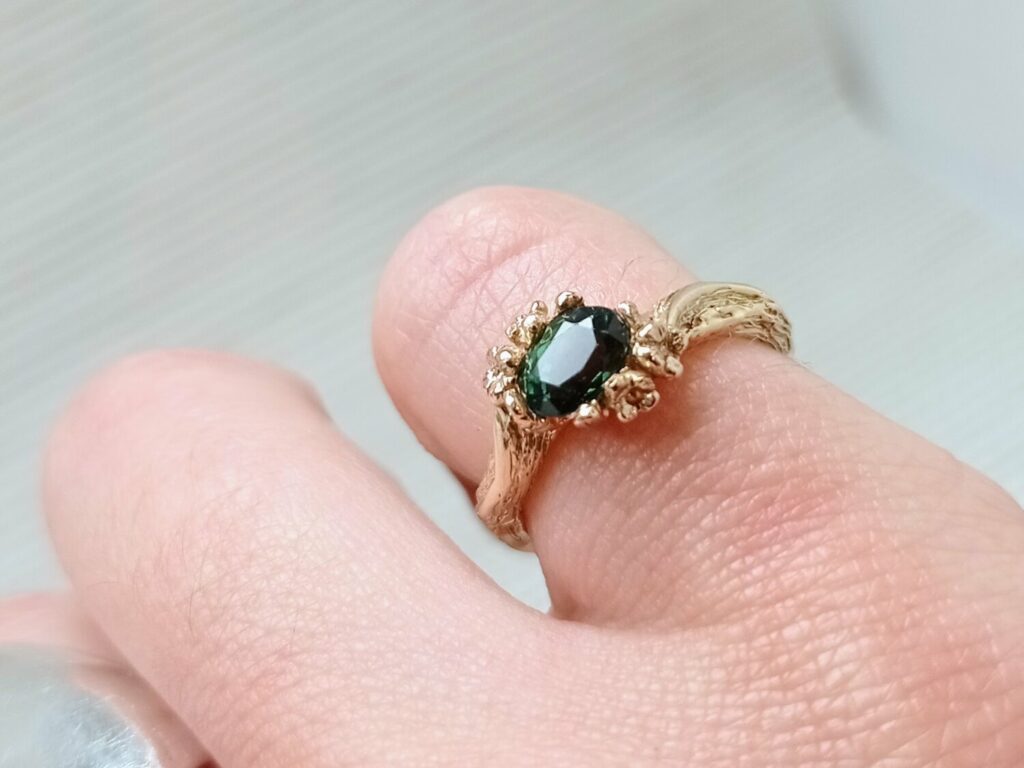 Bague de fiançailles fleurs d'églantier et saphir Teal bleu vert